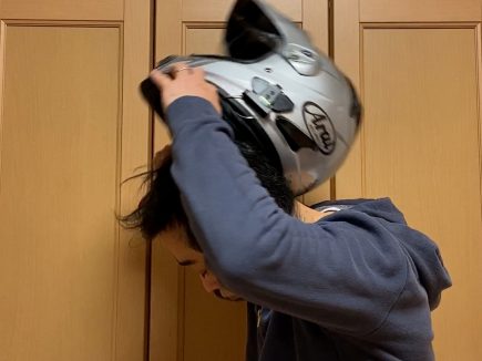 ヘルメットの脱ぎ方５